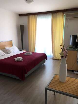 Отель Hotel BIP Будва Семейный номер с балконом-5