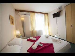 Отель Hotel BIP Будва Двухместный номер с 2 отдельными кроватями и видом на море-3