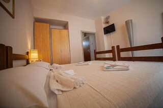 Отель Hotel BIP Будва Двухместный номер с 2 отдельными кроватями-9