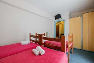 Отель Hotel BIP Будва Трехместный номер с окном-1